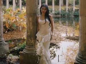 Gaya Nyender Manja Ariel Tatum di Pilar Tua