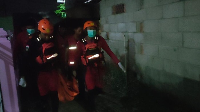 Basarnas Sumsel melakukan evakuasi terhadap Deni (18) korban tenggelam