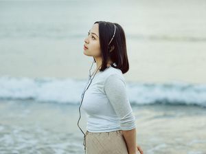 Bernadya Sampaikan Rindu Sepihak Lewat Rabun Jauh