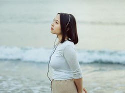 Bernadya Sampaikan Rindu Sepihak Lewat Rabun Jauh