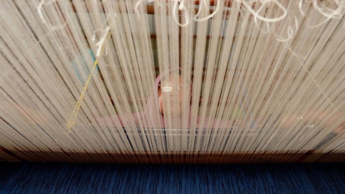 Ira Mutiara (33), pemilik rumah produksi Mutiara Songket, memperlihatkan kain songket unik Aceh di Aceh Besar, Aceh, Selasa (14/4/2026). Rumah produksi tersebut bisa memproduksi kain songket unik Aceh sebanyak 10 helai per bulan dengan beragam motif seperti Pintu Aceh, Bunga Lawang, dan Bunga Jeumpa nan dipasarkan ke beragam wilayah seperti Sumatera Utara, Sumatera Barat, Sulawesi, dan Jakarta dengan nilai jual berkisar Rp800 ribu-Rp3 juta per helai serta turut dipamerkan pada arena fesyen internasional di Prancis. ANTARA FOTO/Akramul Muslim