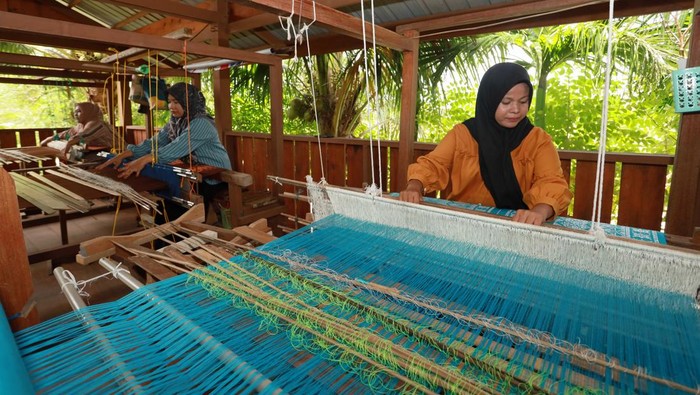 Dari Aceh ke Prancis, Songket Tradisional Tembus Pasar Internasional Ira Mutiara (33), pemilik rumah produksi Mutiara Songket, memperlihatkan kain songket unik Aceh di Aceh Besar, Aceh, Selasa (14/4/2026). Rumah produksi tersebut bisa memproduksi kain songket unik Aceh sebanyak 10 helai per bulan dengan beragam motif seperti Pintu Aceh, Bunga Lawang, dan Bunga Jeumpa nan dipasarkan ke beragam wilayah seperti Sumatera Utara, Sumatera Barat, Sulawesi, dan Jakarta dengan nilai jual berkisar Rp800 ribu-Rp3 juta per helai serta turut dipamerkan pada arena fesyen internasional di Prancis. ANTARA FOTO/Akramul Muslim