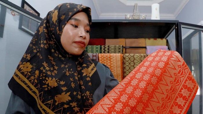 Dari Aceh ke Prancis, Songket Tradisional Tembus Pasar Internasional Ira Mutiara (33), pemilik rumah produksi Mutiara Songket, memperlihatkan kain songket unik Aceh di Aceh Besar, Aceh, Selasa (14/4/2026). Rumah produksi tersebut bisa memproduksi kain songket unik Aceh sebanyak 10 helai per bulan dengan beragam motif seperti Pintu Aceh, Bunga Lawang, dan Bunga Jeumpa nan dipasarkan ke beragam wilayah seperti Sumatera Utara, Sumatera Barat, Sulawesi, dan Jakarta dengan nilai jual berkisar Rp800 ribu-Rp3 juta per helai serta turut dipamerkan pada arena fesyen internasional di Prancis. ANTARA FOTO/Akramul Muslim