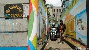 Dari Kumuh Jadi Ikonik, Jalan Damai Disulap dengan Mural Betawi