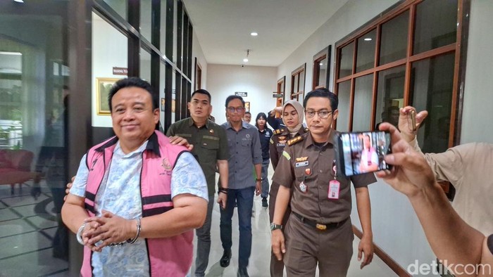 Direktur PT BDS inisial YB saat digiring tim penyidik Tindak Pidana Khusus (Tipidsus) Kejari Kabupaten Bandung