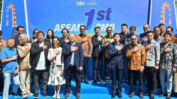 Menteri Hukum Supratman Andi Agtas (tengah) berfoto bersama delegasi saatpembukaan ASEAN Collective Management Organization (CMO) Forum di Kabupaten Badung, Bali, Jumat (10/4/2026). Pertemuan yang mengumpulkan lembaga manajemen kolektif (LMK) se-ASEAN tersebut diselenggarakan sebagai upaya untuk meningkatkan tata kelola royalti musik dan lagu digital menjadi lebih transparan dan adil. ANTARA FOTO/Fikri Yusuf/wsj.