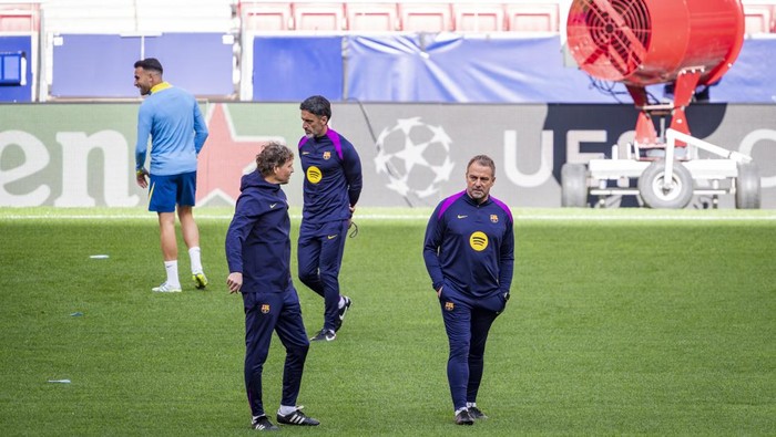 MADRID, SPAIN - APRIL 13: Hansi Flick (R), head coach of FC Barcelona, is seen with his assistants during the FC Barcelona Training Session ahead of the UEFA Champions League 2025/26 Quarter-Final Second Leg match against Atletico de Madrid at Estadi