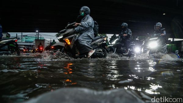 Hujan Deras, Kolong Flyover Kranji Kembali Tergenang