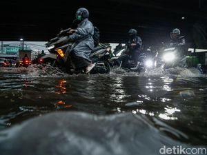Hujan Deras, Kolong Flyover Kranji Kembali Tergenang