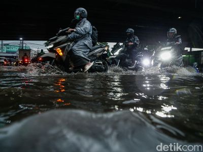 Hujan Deras, Kolong Flyover Kranji Kembali Tergenang