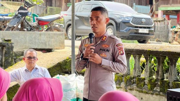 Kapolres OKU Selatan, AKBP I Made Redi Hartana, memberikan support kepada korban kebakaran.