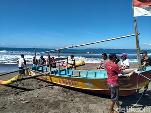 Misteri Perahu Katir Terdampar Tanpa Awak di Pantai Bojongsalawe