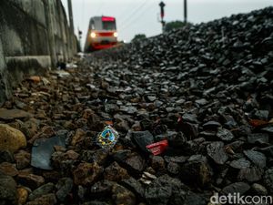 Kondom Berserakan di Rel Jatinegara, Diduga Jadi Lokasi Prostitusi