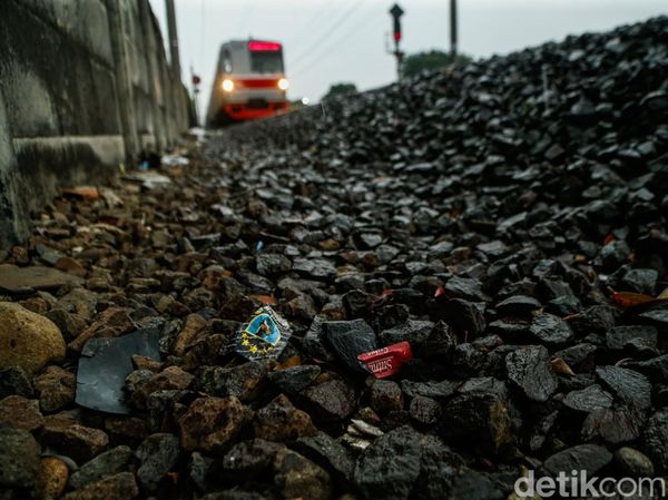 Kondom Berserakan di Rel Jatinegara, Diduga Jadi Lokasi Prostitusi