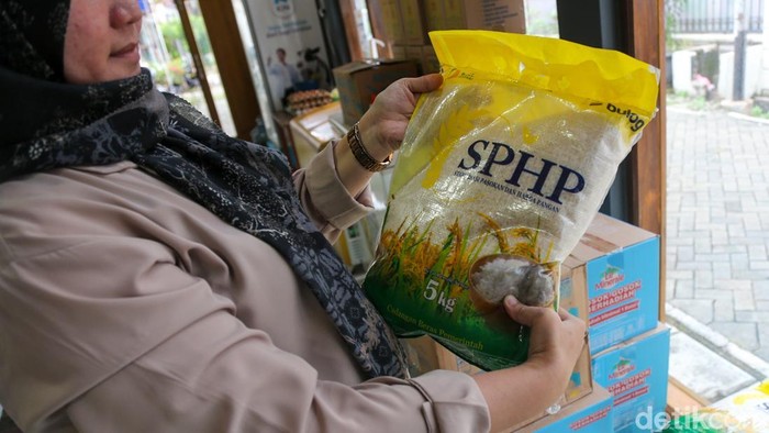 Koperasi Merah Putih Digeber, 30 Ribu Unit Ditargetkan Jalan Agustus 2026 Pengunjung memandang produk nan dijual pada gerai Koperasi Kelurahan Merah Putih di Larangan Selatan, Kota Tangerang, Selasa (14/4/2026). Kemenkop menargetkan 30.000 Koperasi Desa/Kelurahan (KopdesKel) Merah Putih beraksi pada Agustus 2026.