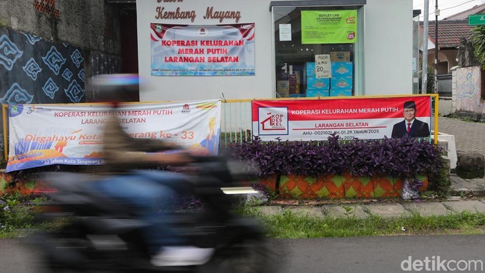 Koperasi Merah Putih Digeber, 30 Ribu Unit Ditargetkan Jalan Agustus 2026 Pengunjung memandang produk nan dijual pada gerai Koperasi Kelurahan Merah Putih di Larangan Selatan, Kota Tangerang, Selasa (14/4/2026). Kemenkop menargetkan 30.000 Koperasi Desa/Kelurahan (KopdesKel) Merah Putih beraksi pada Agustus 2026.