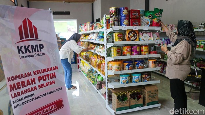 Pengunjung memandang produk nan dijual pada gerai Koperasi Kelurahan Merah Putih di Larangan Selatan, Kota Tangerang, Selasa (14/4/2026). Kemenkop menargetkan 30.000 Koperasi Desa/Kelurahan (KopdesKel) Merah Putih beraksi pada Agustus 2026.