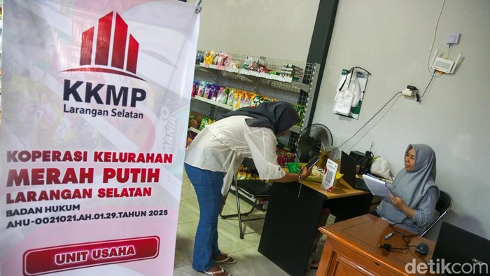 Koperasi Merah Putih Digeber, 30 Ribu Unit Ditargetkan Jalan Agustus 2026 Pengunjung memandang produk nan dijual pada gerai Koperasi Kelurahan Merah Putih di Larangan Selatan, Kota Tangerang, Selasa (14/4/2026). Kemenkop menargetkan 30.000 Koperasi Desa/Kelurahan (KopdesKel) Merah Putih beraksi pada Agustus 2026.