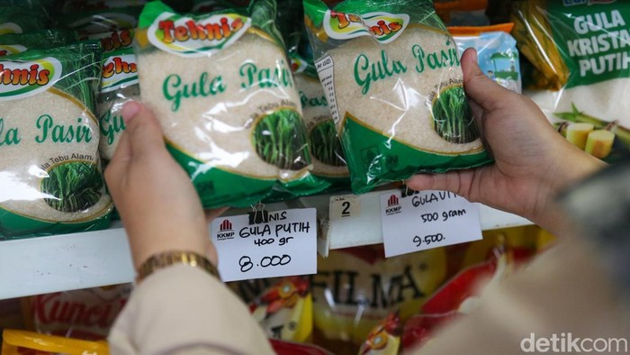 Koperasi Merah Putih Digeber, 30 Ribu Unit Ditargetkan Jalan Agustus 2026 Pengunjung memandang produk nan dijual pada gerai Koperasi Kelurahan Merah Putih di Larangan Selatan, Kota Tangerang, Selasa (14/4/2026). Kemenkop menargetkan 30.000 Koperasi Desa/Kelurahan (KopdesKel) Merah Putih beraksi pada Agustus 2026.