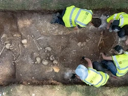 Saat Mahasiswa Arkeologi Sedang Latihan Menggali Malah Nemu Artefak Abad ke-9