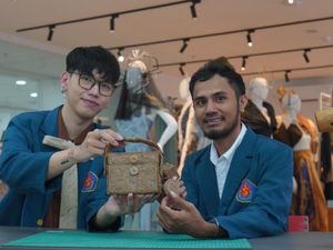 Keren! Mahasiswa Ubaya Bikin Tas dari Serabut Kelapa