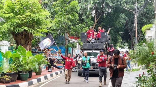 Massa ojol demo di instansi SRMC di Menteng. Massa menuntut Saiful Mujani meminta maaf atas pernyataannya dalam forum obrolan mengenai 'menjatuhkan Prabowo'. (Taufiq/detikcom)