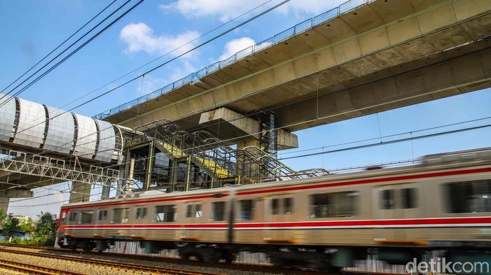 Melihat Progres Proyek Stasiun JIS, Ditarget Beroperasi Juni 2026 Aktivitas pekerja terlihat di proyek pembangunan Stasiun Jakarta International Stadium, Papanggo, Jakarta Utara, Selasa (14/4/2026).