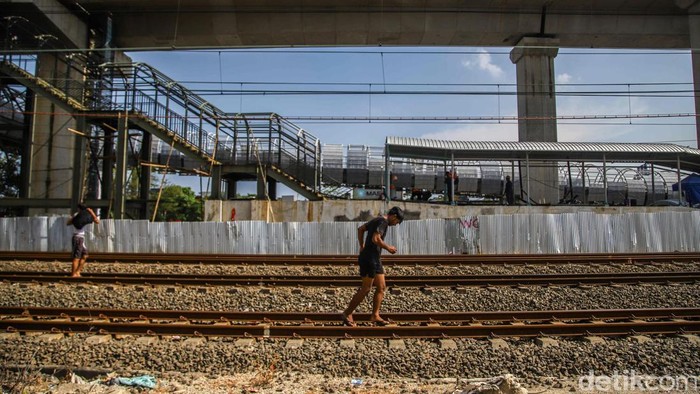 Melihat Progres Proyek Stasiun JIS, Ditarget Beroperasi Juni 2026 Aktivitas pekerja terlihat di proyek pembangunan Stasiun Jakarta International Stadium, Papanggo, Jakarta Utara, Selasa (14/4/2026).