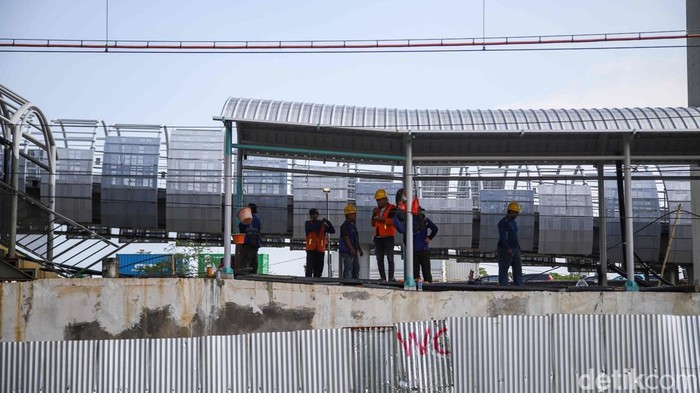 Melihat Progres Proyek Stasiun JIS, Ditarget Beroperasi Juni 2026 Aktivitas pekerja terlihat di proyek pembangunan Stasiun Jakarta International Stadium, Papanggo, Jakarta Utara, Selasa (14/4/2026).