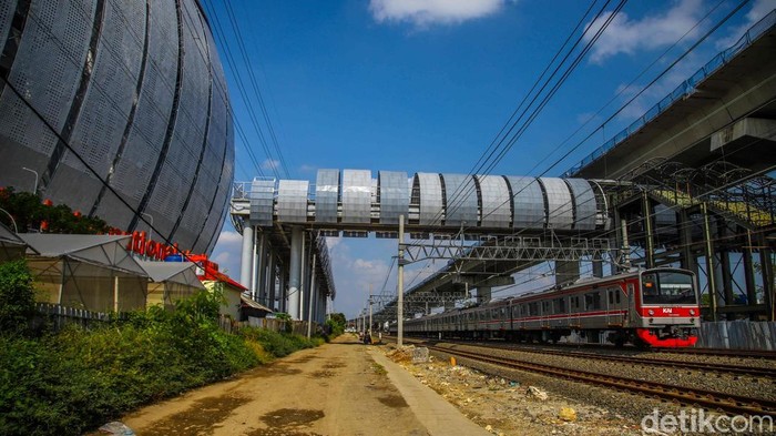 Melihat Progres Proyek Stasiun JIS, Ditarget Beroperasi Juni 2026 Aktivitas pekerja terlihat di proyek pembangunan Stasiun Jakarta International Stadium, Papanggo, Jakarta Utara, Selasa (14/4/2026).