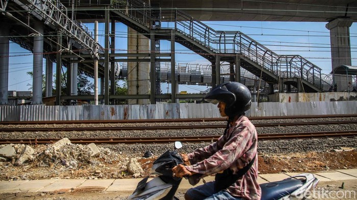 Melihat Progres Proyek Stasiun JIS, Ditarget Beroperasi Juni 2026 Aktivitas pekerja terlihat di proyek pembangunan Stasiun Jakarta International Stadium, Papanggo, Jakarta Utara, Selasa (14/4/2026).