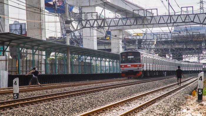 Melihat Progres Proyek Stasiun JIS, Ditarget Beroperasi Juni 2026 Aktivitas pekerja terlihat di proyek pembangunan Stasiun Jakarta International Stadium, Papanggo, Jakarta Utara, Selasa (14/4/2026).