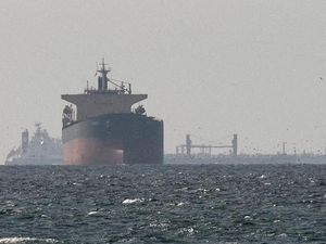 Video Kapal Tanker China Berhasil Lewati Selat Hormuz yang Diblokade AS