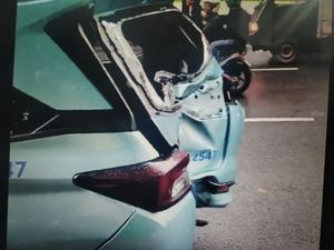 Moge Tabrak Taksi di TB Simatupang Sampai Ringsek
