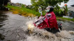 Pamulang Tangsel Dikepung Banjir, Akses Jalan Lumpuh Sore Ini