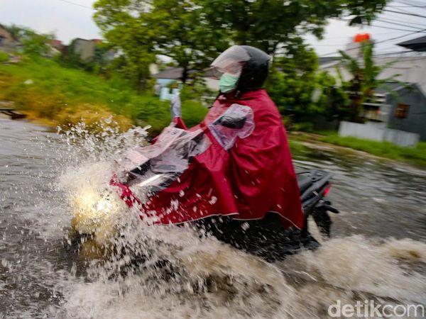 Pamulang Tangsel Dikepung Banjir, Akses Jalan Lumpuh Sore Ini
