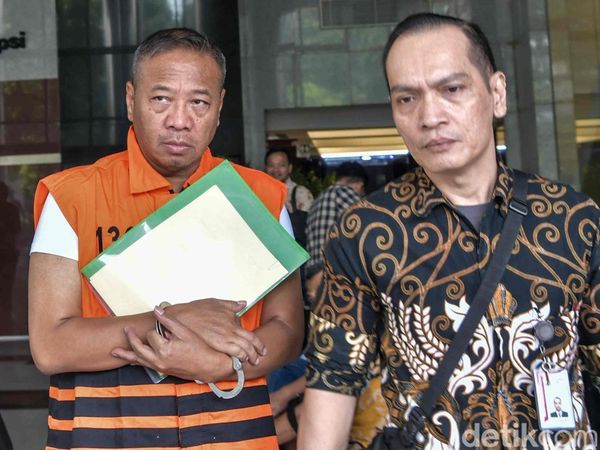Penampakan Bupati Gatut Sunu Wibowo Jalani Pemeriksaan Perdana di KPK