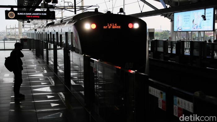 Perpanjangan MRT ke Serpong Dikebut, Studi Kelayakan Dimulai Rencana perpanjangan jalur MRT dari Lebak Bulus menuju Serpong sekarang memasuki tahap awal melalui studi kelayakan. Proyek ini menjadi bagian dari upaya pengembangan jaringan transportasi massal di wilayah penyangga ibu kota.