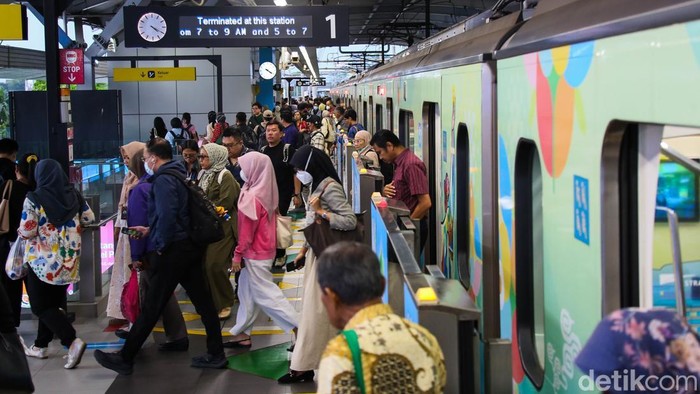 Perpanjangan MRT ke Serpong Dikebut, Studi Kelayakan Dimulai Rencana perpanjangan jalur MRT dari Lebak Bulus menuju Serpong sekarang memasuki tahap awal melalui studi kelayakan. Proyek ini menjadi bagian dari upaya pengembangan jaringan transportasi massal di wilayah penyangga ibu kota.