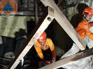 Pohon Tumbang Timpa Rumah di Bogor, Ibu dan Anak Sempat Terjebak Reruntuhan