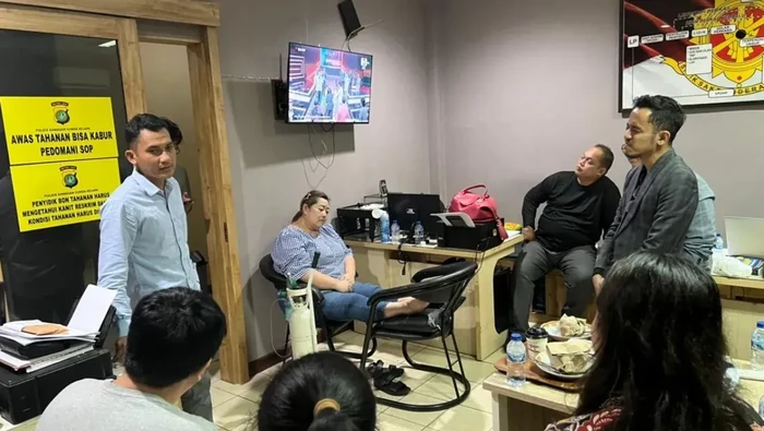 Polsek Sunda Kelapa memeriksa pelaku KSM yang diduga menipuan dan menggelapkan uang pembelian ikan untuk ekspor di Muara Angke, Jakut. (Antara/Polsek Sunda Kelapa)