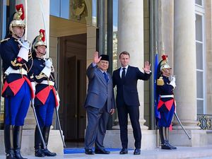 Prabowo Bertemu Macron di Istana Élysée, Disambut Guard of Honor Prancis
