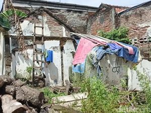 Nestapa Taryadi, Pengangkut Sampah yang Hidup di Rumah Roboh Jatibarang