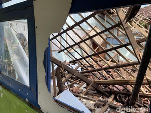 Video: Siswa SD di Pati Ngungsi Usai Kelas Runtuh Tak Kunjung Diperbaiki