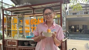 Seru! Momen Rossa Cicip Gudeg hingga Jajan Makanan UKMM