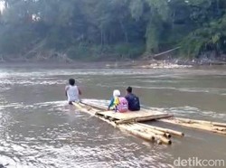 Siswa di Jember Pulang-Pergi Sekolah Naik Rakit gegara Jembatan Putus