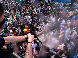 Songkran Thailand Jadi Magnet Wisata, Ribuan Orang Nikmati Perang Air