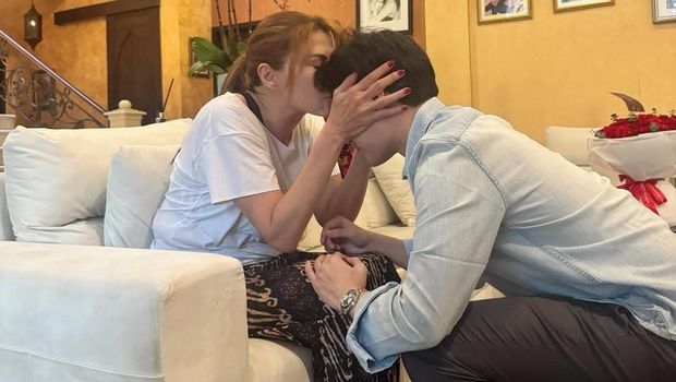 teuku Rassya berlutut di hadapan Tamara Bleszynski.