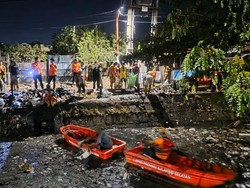 Sampah Menumpuk di Kanal Karuwisi-Pettarani Makassar Dibersihkan Malam-malam