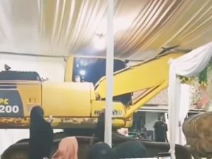 Viral Ekskavator Terobos Tenda Pesta Pernikahan di Tempel Sleman